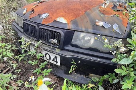 10 Potret Mobil Yang Terbengkalai Di Semak Semak Mercedes Benz Hingga