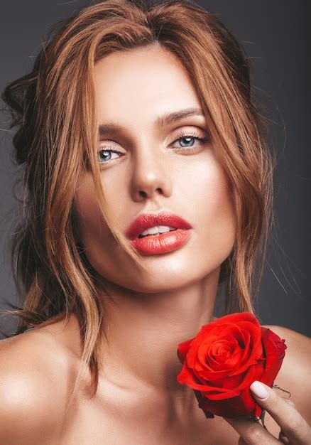 Retrato De Moda De Belleza De Joven Rubia Modelo Con Maquillaje Natural