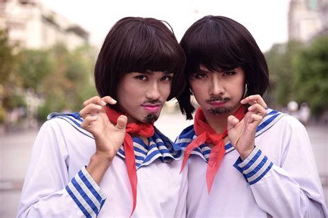 Mặc váy vẽ thêm râu cosplay thành nữ sinh Nhật Bản Đây chính là những chàng trai hot nhất ngày