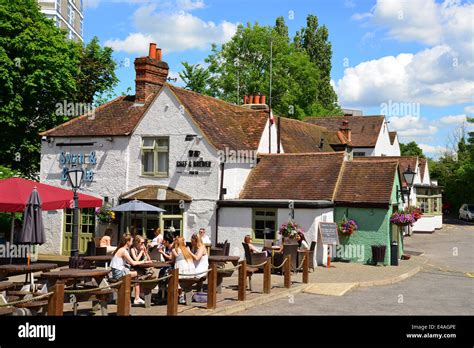 Swan & Bottle Pub, Oxford Road, Uxbridge, London Borough of Hillington ...