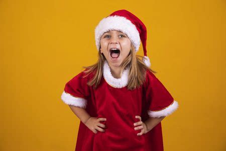 Linda menina criança usando chapéu papai Noel feliz natal download