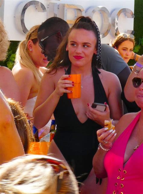 Hot Sexy Ellie Leach Bikini Pics