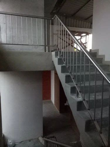 SS 304 Stainless Steel Staircase Railing at Rs 850/sq ft in Bhilad | ID ...