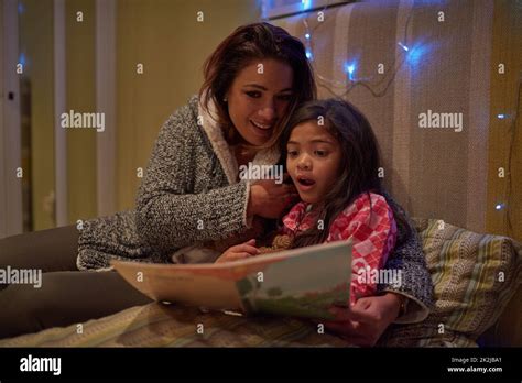 Fotografía de la madre leyendo un cuento a la hora de acostarse con su