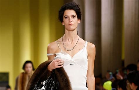 En débardeur et lingerie apparente Suzanne Lindon fait sensation sur le podium Miu Miu Elle