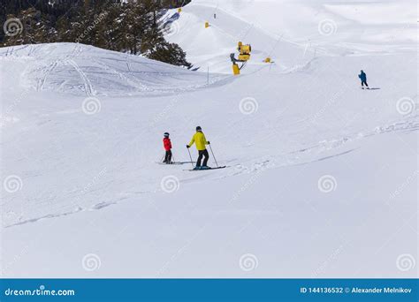 滑雪者沿着走山路 库存照片 图片 包括有 滑雪 横向 生活方式 本质 乐趣 有效地 蓝色 144136532