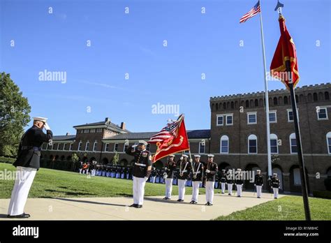 Kommandant des Marine Corps Gen Robert B Neller Links begrüßt