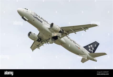 Ein Airbus A Von Lufthansa Startet Von Der S Dbahn Des Flughafen