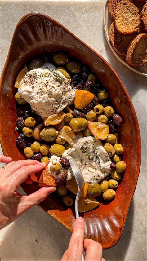 Estas Aceitunas Asadas con Burrata son un aperitivo facilísimo y que