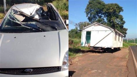 Carro Colide Caminh O Que Transportava Casa Na Sc E Deixa Idoso