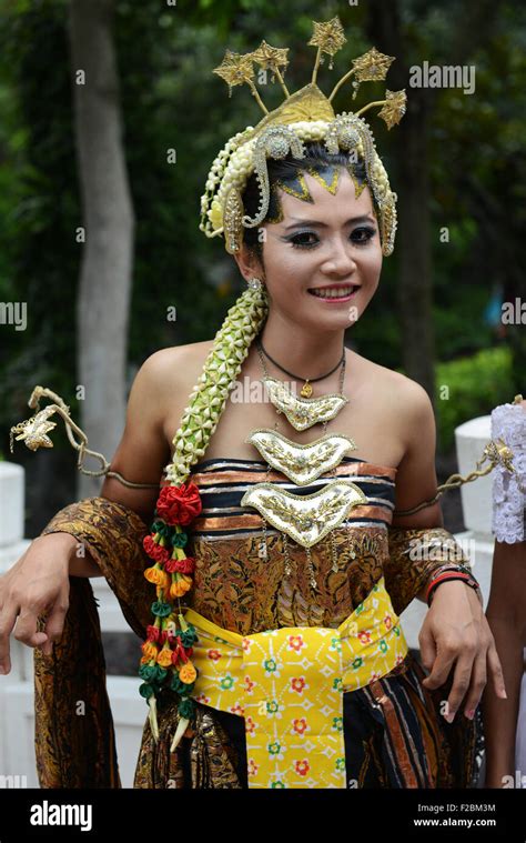 Indonesian Woman Traditional Clothing Hi Res Stock Photography And