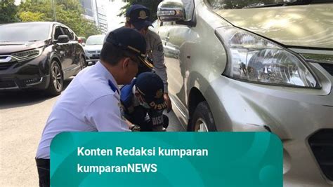 Dishub Gembok Ban Mobil Pajero Yang Parkir Sembarangan Di Surabaya