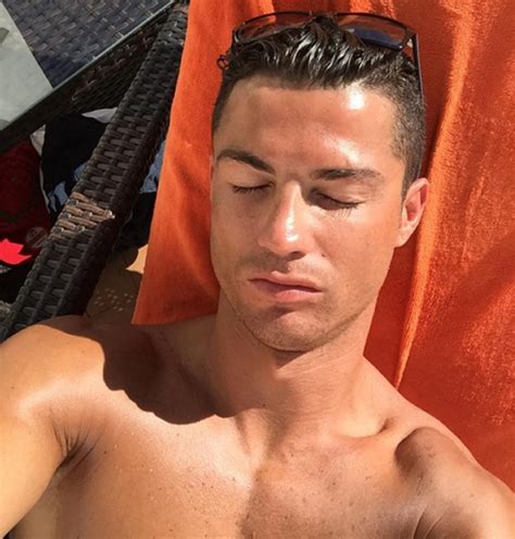 Cristiano Ronaldo Faz Selfie Enquanto Toma Sol Quem Quem News