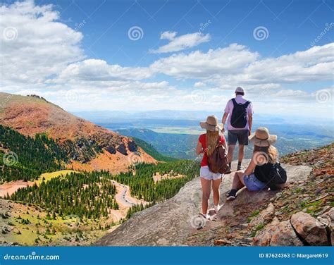 Familia En Un Viaje Que Camina En Las Montañas Imagen de archivo