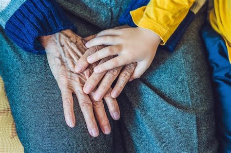 Les Mains D une Personne âgée Et Les Mains D un Enfant La Continuité