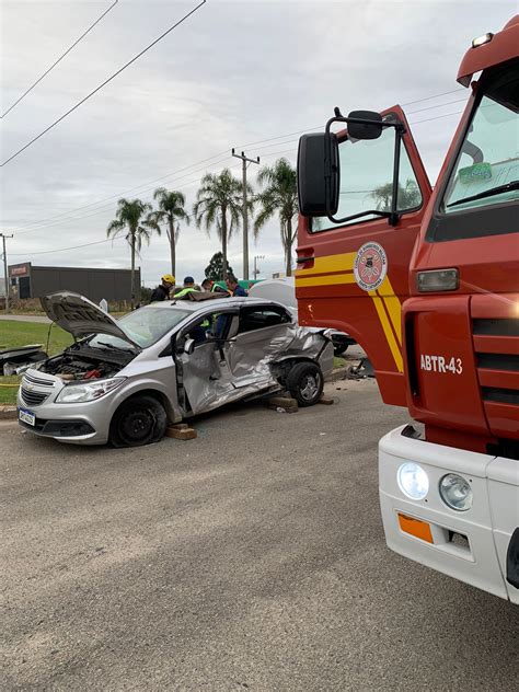 Colisão Entre Carros Deixa Motorista Preso às Ferragens Em Palhoça