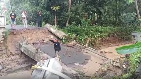 Jembatan Ambruk Diterjang Banjir Bandang