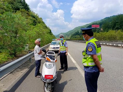 八旬老人骑摩托车高速逆行，还不时穿插行驶 一线微观澎湃号·政务澎湃新闻 The Paper