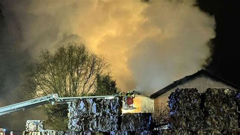 Brand In Simmozheim Mehrfamilienhaus Nach Feuer Unbewohnbar 800 000