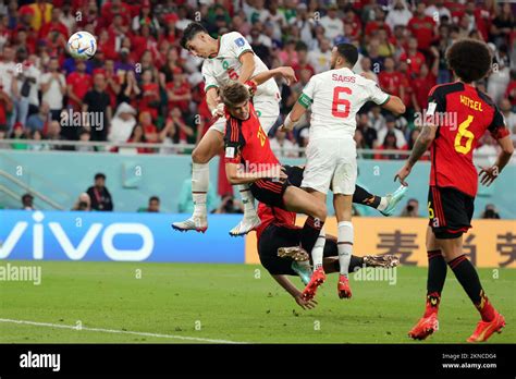 Le Marocain Nayef Aguerd Et Charles De Ketelaere De Belgique Ont Photographié Lors D Un Match De