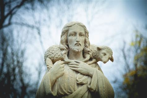 Antica Statua Di Pietra Di Ges Cristo Buon Pastore Con Le Pecore Perse