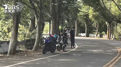 不是車禍！139線「死亡彎道」重機雙載 妙齡女遭「蜜蜂螫傷」送醫│離奇│意外│大蜜蜂│tvbs新聞網