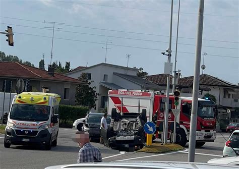 Incidente A Porcia Due Auto Si Scontrano Una Si Ribalta Tre Persone