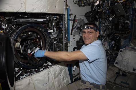 Astronauta salvadoreño Frank Rubio participa en experimento que busca