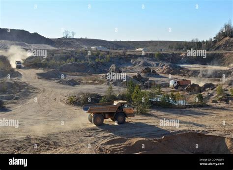 Gro E Bergbau Lkw Transport Sand Im Tagebau Schwere Maschinen Im