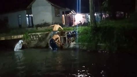 Prank Pocong Bikin Ngakak Ganggu Orang Mandi Di Kali Episode