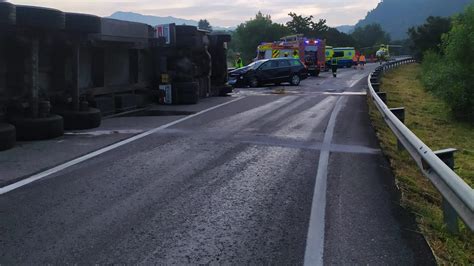 Un Muerto Y Varios Heridos En Un Accidente Entre Un Camión Y Dos Coches En Vilamartín De