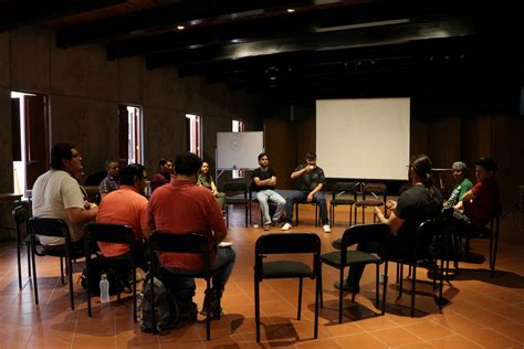 Debaten sobre la amistad y relaciones interpersonales en el Café