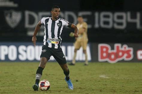 Kanu mostra irritação em derrota do Botafogo A gente deu tudo o que