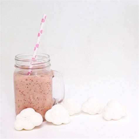 Le Smoothie Parfait Fraises Banane Graines De Chia Lait D Amande