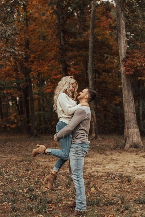 Romantic Fall Engagement Photos For Fall Lovers