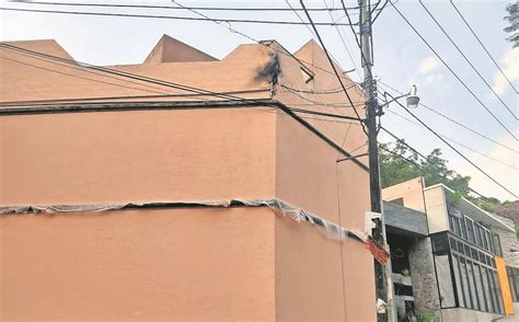 Hombre Recibe Descarga El Ctrica Mientras Pintaba La Fachada De Una