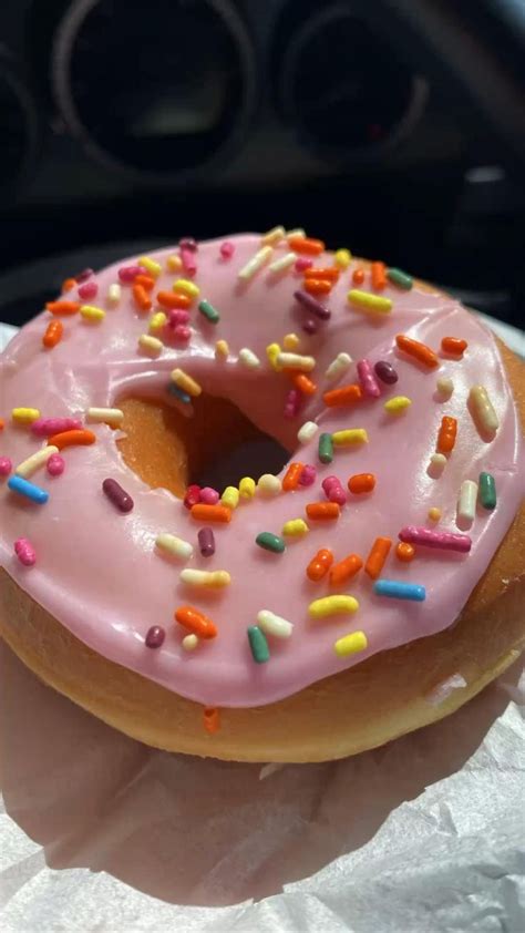 Strawberry Sprinkled Donut 💕🧁🍩 Cute Desserts Desserts Food