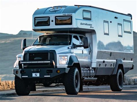 Este camper de $1.7 millones construido en un Ford F-750 puede dormir 6 ...