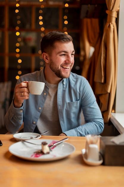 Homem feliz no restaurante bebendo café Foto Grátis