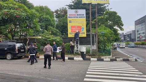 Upppd Kebayoran Lama Dalam Kegiatan Pemasangan Tanda Tunggakkan Objek