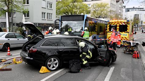 Unfall In Der Neuen Straße In Ulm Auto Stößt Mit Linienbus Zusammen