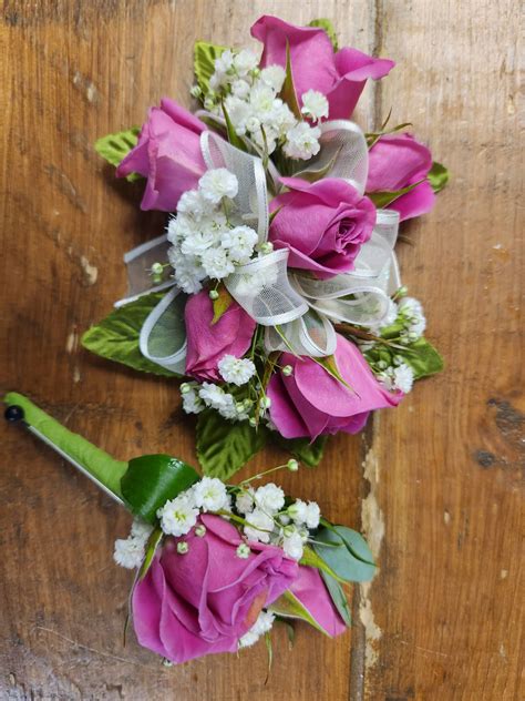 Boutonnieres And Corsages For Homecoming