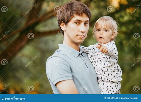 Feliz Padre Familiar E Hijo Caminando Por La Naturaleza Foto De Archivo