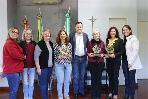 Professoras Recebem Homenagem Ao Se Aposentar Do Servi O P Blico