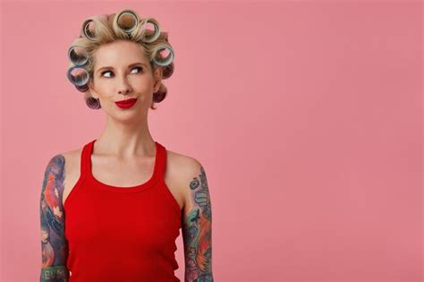 Photo Intérieure D une Jolie Jeune Femme Blonde Avec Des Mains Tatouées Ayant Des Bigoudis Sur