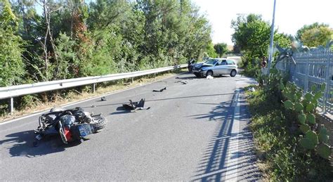 Scontro Auto Moto Sulla Via Del Mare Gravissimo Un Centauro Di Anni