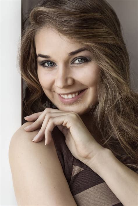 Lachender Brunette Mit Make Up Und Dem Langen Haar Stockfoto Bild
