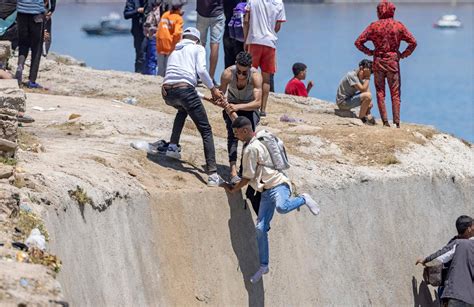 Migrantes Tentam Chegar A Ceuta Na Espanha Pelo Mar