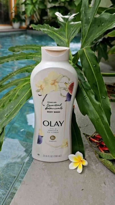 Olay Essential Botanicals Body Wash With Notes Of Vanilla And Fig Flower