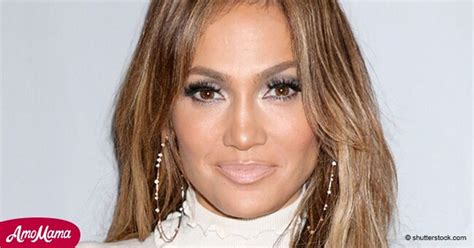 Jennifer Lopez Est Apparue Sur Le Tapis Rouge Avec Une Robe Assez